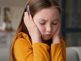 «Почему не пятерка?»: какие повседневные фразы и установки медленно разрушают самооценку вашего ребенка