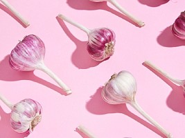 Чеснок, ягоды, семена льна: продукты, которые помогают снизить уровень «плохого» холестерина