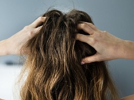 Почему чешется кожа головы: 12 причин и что с этим делать