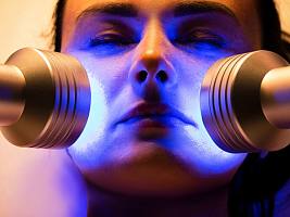 Разрушить старое, построить новое: как работает фотодинамическая терапия против фотостарения кожи