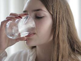 Разлей вода: почему употребление жидкости во время еды не вредит организму