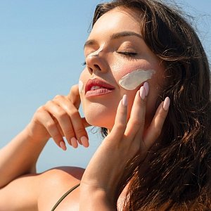 Как спасти кожу после активного солнца: 8 способов вернуть ей сияние