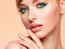 Яркий и блестящий макияж на лето: как краситься этим летом и быть в тренде