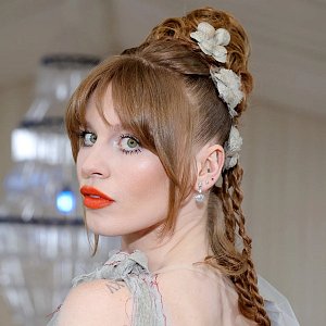 Вдохновляемся семидесятыми: какие приемы макияжа стоит внедрить в свою рутину 