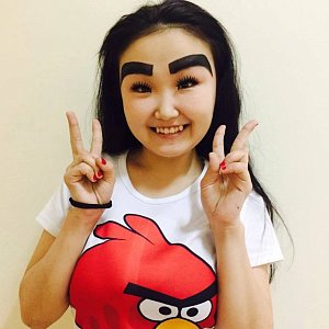 Ушла эпоха! Девушка-мем с бровями на пол-лба наконец от них избавилась Ушла эпоха! Девушка-мем с бровями на пол-лба наконец от них избавилась