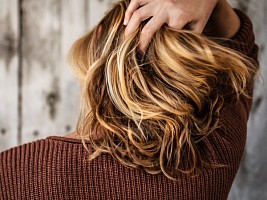 Волосы шевелятся: почему появляется зуд кожи головы и как с ним справиться