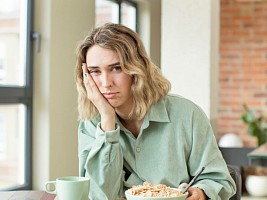 Почему мы чувствуем сонливость после еды и как с этим справиться