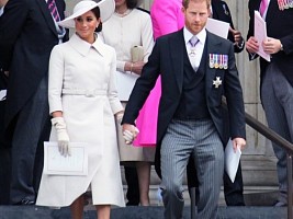 «Хватит потакать их капризам»: Меган Маркл и принцу Гарри не разрешили стоять на балконе с королем 