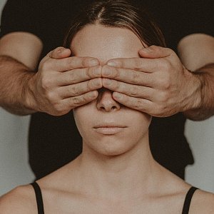 6 приемов, с помощью которых нарцисс стирает личность партнера и привязывает его к себе 6 приемов, с помощью которых нарцисс стирает личность партнера и привязывает его к себе
