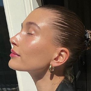 Из первых уст: в чем секрет сияющей кожи Хейли Бибер? Из первых уст: в чем секрет сияющей кожи Хейли Бибер?