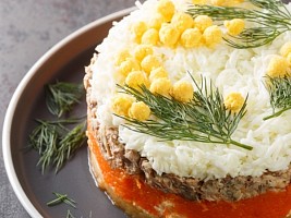 Что нутрициолог думает про «Мимозу», крабовые палочки и консервированную кукурузу