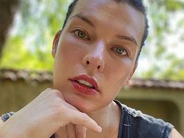 Мила Йовович показала идеальную кожу без макияжа