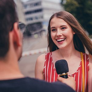 Как естественно выглядеть в кадре: 6 советов профессионала