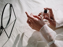 Разбираем бьюти-шкаф: как проверить парфюм на подлинность (и есть ли у него срок годности)