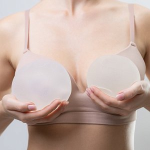 Могут ли импланты вызвать рак груди? Рассказывает пластический хирург