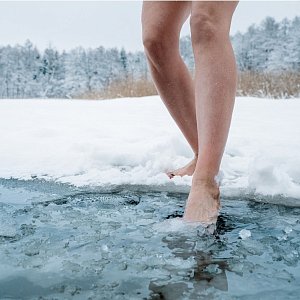Ледяное купание зимой: почему может быть полезно и как это правильно делать